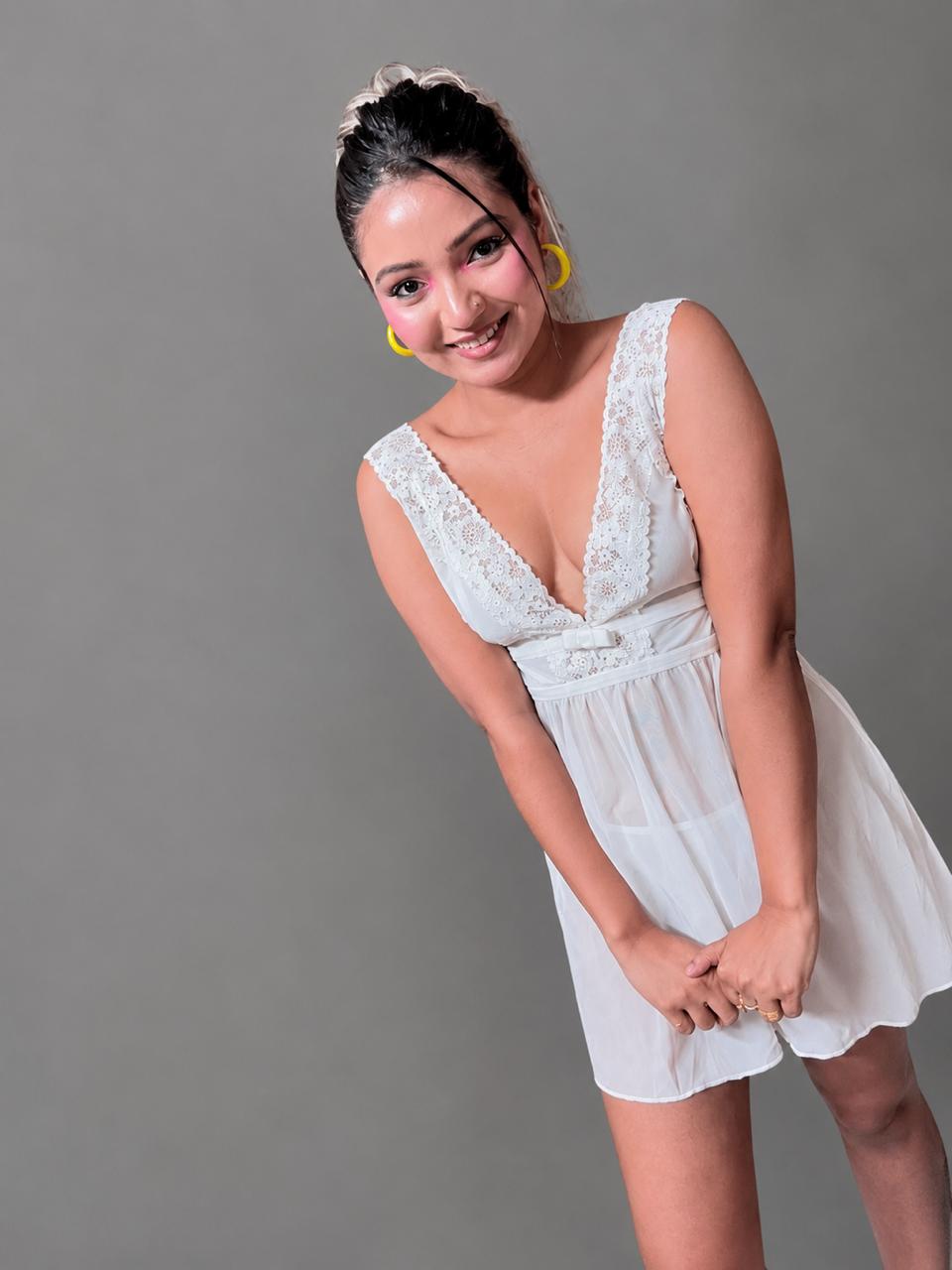 Velvet Sayba white lace